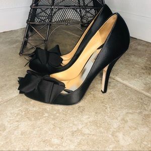 Badgley Mischka bow pumps